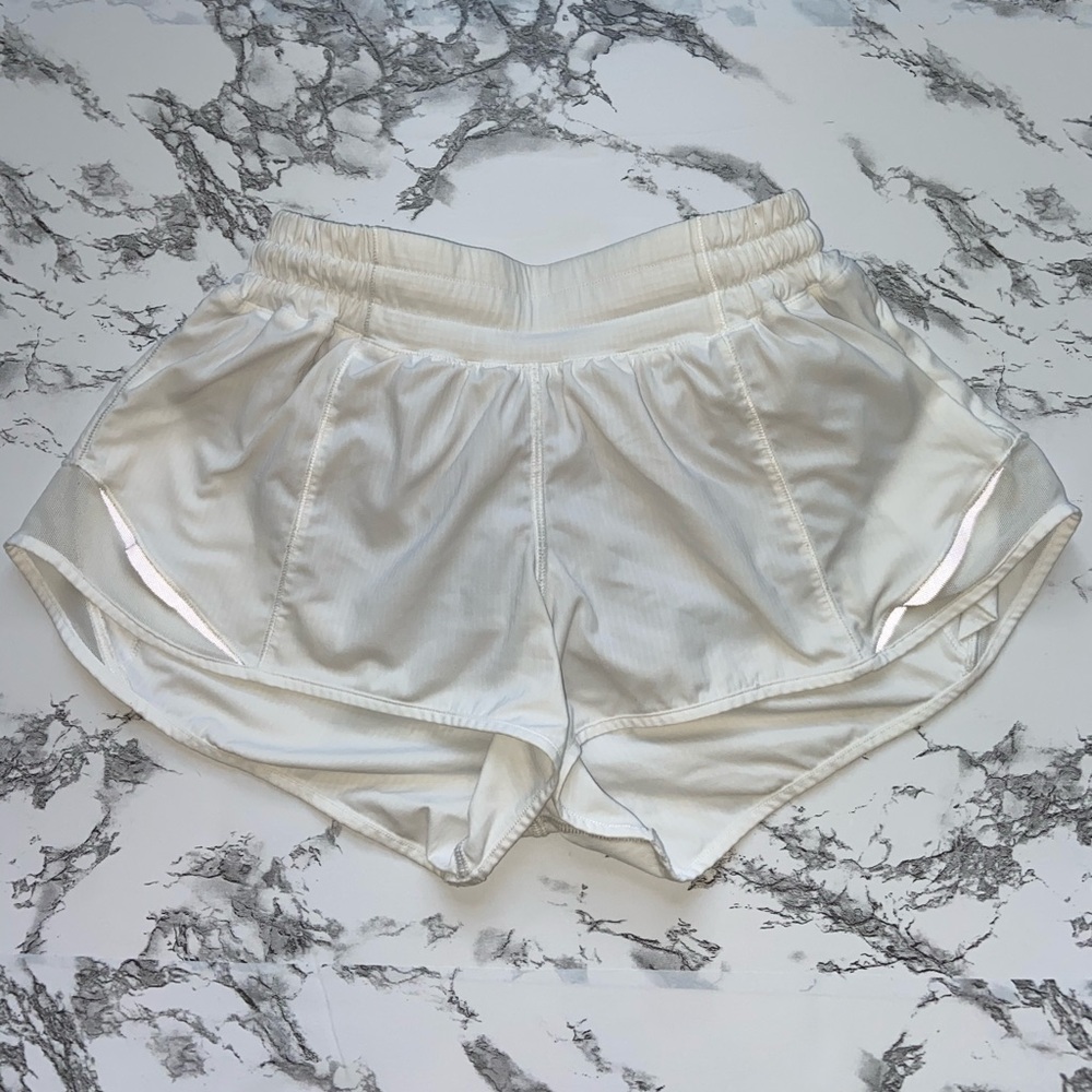 LULULEMON !! hotty hot 2.5 WHITE shorts ⚡️⚡️⚡️⚡️